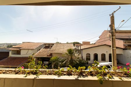 Casa de condomínio à venda com 208m², 4 quartos e 2 vagas Casa de condomínio à venda com 208m², 4 quartos e 2 vagasVaranda do quarto 1