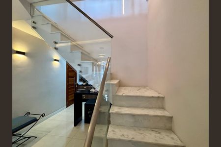 Escada de apartamento à venda com 4 quartos, 144m² em Copacabana, Rio de Janeiro