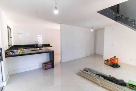 Sala de casa à venda com 4 quartos, 185m² em Piratininga, Niterói