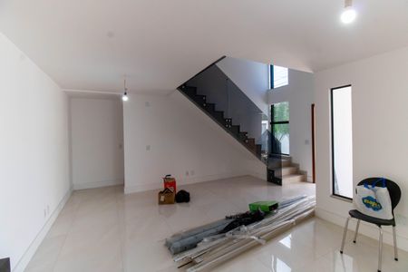 Sala de casa à venda com 4 quartos, 185m² em Piratininga, Niterói