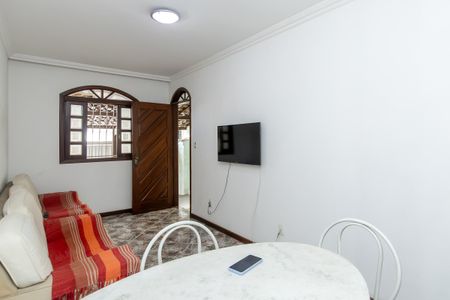 Sala de casa à venda com 2 quartos, 123m² em Heliópolis, Belo Horizonte