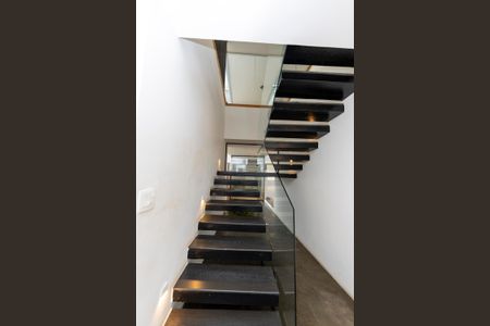 Escada de acesso ao piso superior de casa de condomínio para alugar com 3 quartos, 280m² em Jardim Paulista, Barueri