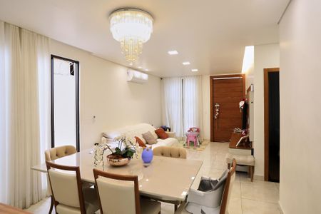Sala de casa à venda com 3 quartos, 190m² em Cachoeirinha, Belo Horizonte