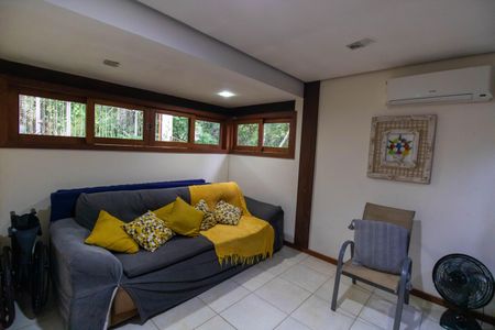 Sala de TV de casa de condomínio para alugar com 5 quartos, 400m² em Muriqui, Niterói