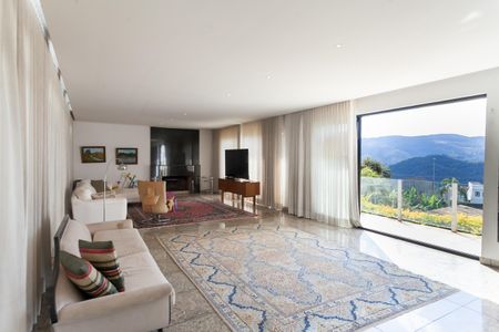 Sala de casa de condomínio à venda com 4 quartos, 350m² em Residencial Europa, Nova Lima