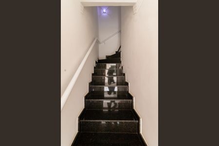 Escada de casa de condomínio para alugar com 2 quartos, 64m² em Jardim Penha, São Paulo