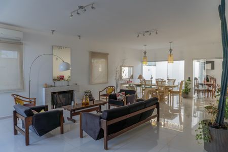Sala de casa de condomínio para alugar com 3 quartos, 360m² em Loteamento Villa Branca, Jacareí