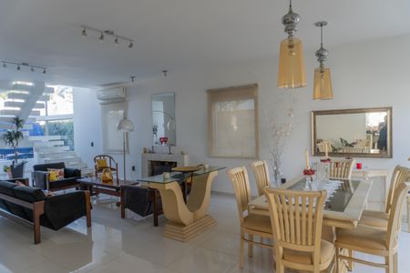 Sala de casa de condomínio para alugar com 3 quartos, 360m² em Loteamento Villa Branca, Jacareí