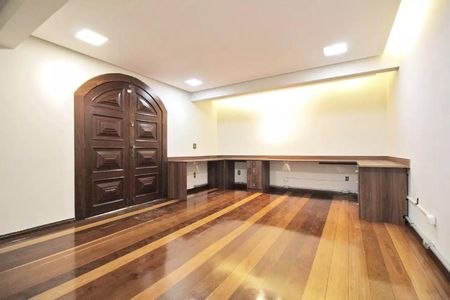 Casa para alugar com 6 quartos, 500m² em Santo Antônio, Belo Horizonte