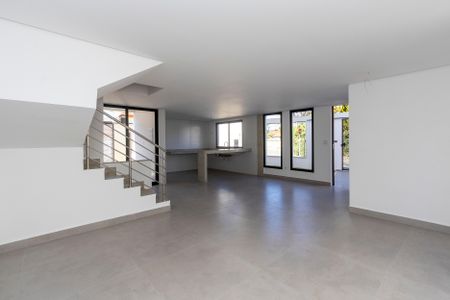 Sala de casa à venda com 3 quartos, 210m² em Planalto, Belo Horizonte