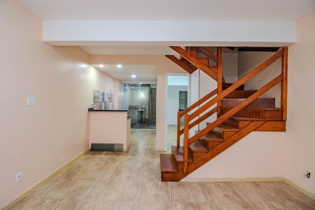 Sala de casa de condomínio à venda com 3 quartos, 77m² em Humaitá, Porto Alegre