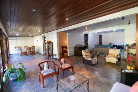 Sala de casa de condomínio à venda com 4 quartos, 336m² em Itaipu, Niterói