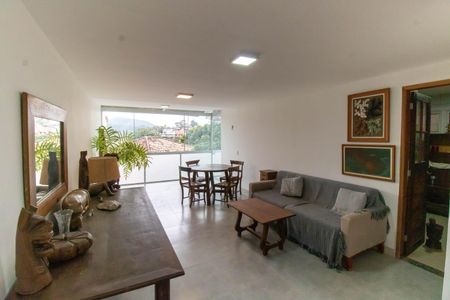 Sala de casa de condomínio à venda com 3 quartos, 160m² em Maria Paula, Niterói