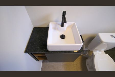 Banheiro de casa de condomínio para alugar com 1 quarto, 40m² em Vila Bela, São Paulo