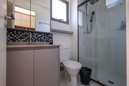 Banheiro de kitnet/studio para alugar com 1 quarto, 25m² em Pinheiros, São Paulo