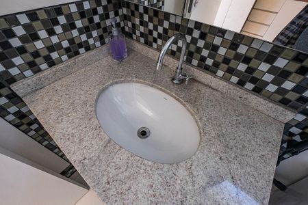 Banheiro de kitnet/studio para alugar com 1 quarto, 25m² em Pinheiros, São Paulo