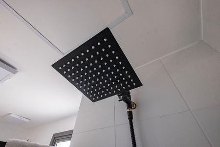 Banheiro de kitnet/studio para alugar com 1 quarto, 25m² em Pinheiros, São Paulo