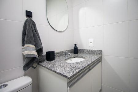 Banheiro de apartamento para alugar com 1 quarto, 27m² em Campo Belo, São Paulo