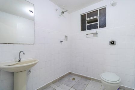 Banheiro Social de casa para alugar com 1 quarto, 45m² em Jardim Catanduva, São Paulo
