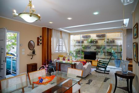 Sala de casa para alugar com 4 quartos, 400m² em Santa Rosa, Niterói