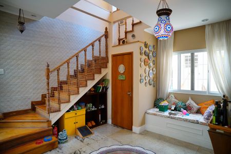 Sala de casa para alugar com 4 quartos, 400m² em Santa Rosa, Niterói