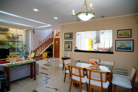 Sala de casa para alugar com 4 quartos, 400m² em Santa Rosa, Niterói