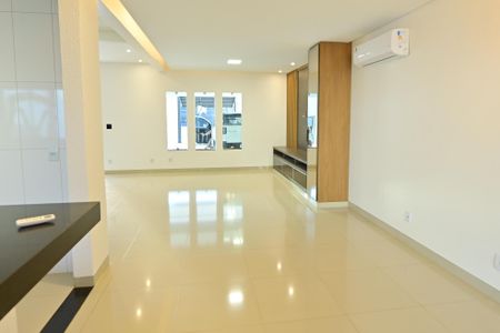 Sala de casa para alugar com 3 quartos, 257m² em Parque Flamboyant, Goiânia