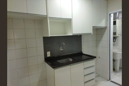 Cozinha de apartamento para alugar com 2 quartos, 50m² em Parque Maria Domitila, São Paulo