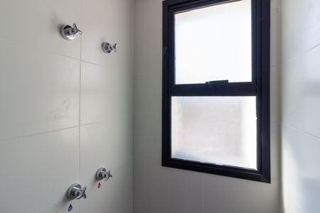 Banheiro de kitnet/studio à venda com 1 quarto, 24m² em Pinheiros, São Paulo