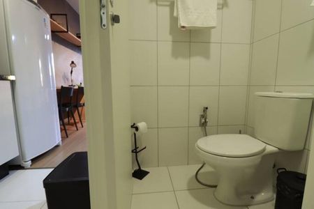 Banheiro de apartamento para alugar com 1 quarto, 28m² em Centro, Curitiba