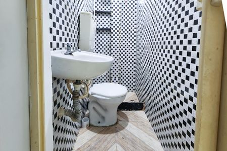 Banheiro de kitnet/studio para alugar com 1 quarto, 20m² em Santa Teresa, Rio de Janeiro