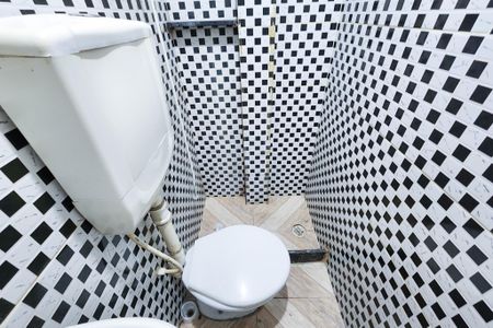 Banheiro de kitnet/studio para alugar com 1 quarto, 20m² em Santa Teresa, Rio de Janeiro