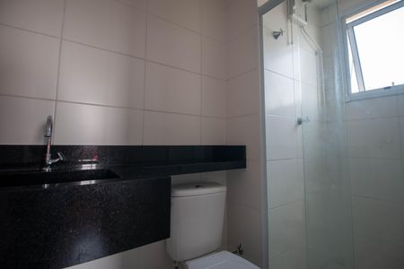 Banheiro Social de apartamento para alugar com 1 quarto, 26m² em Parque Maria Helena, São Paulo