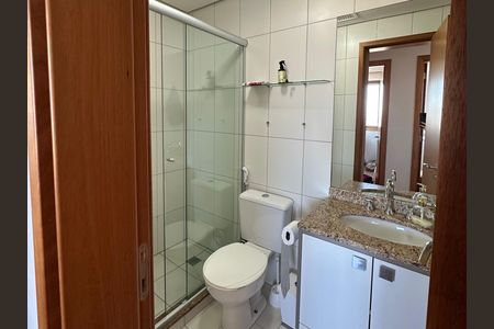 Banheiro da Suíte de apartamento à venda com 3 quartos, 80m² em Vila Jardim, Porto Alegre
