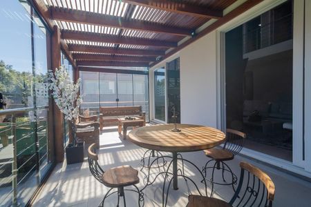 Varanda de casa à venda com 3 quartos, 400m² em Teresópolis, Porto Alegre