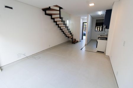 Sala de casa de condomínio à venda com 2 quartos, 79m² em Bairro das Palmeiras, Campinas