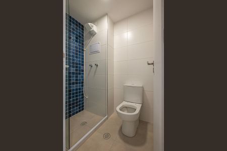 Banheiro de kitnet/studio para alugar com 1 quarto, 26m² em Sumarezinho, São Paulo