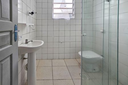 Banheiro de apartamento para alugar com 2 quartos, 70m² em Vila Santa Rosa, Guarujá