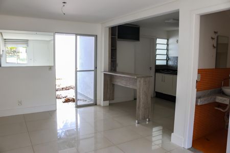 Sala de casa de condomínio para alugar com 3 quartos, 110m² em Jardim Passargada I, Cotia