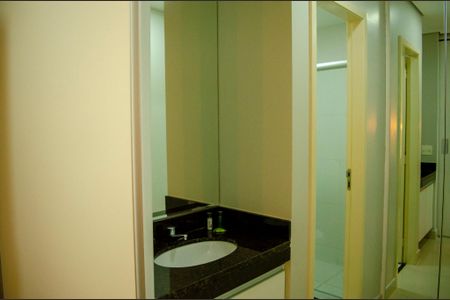 Banheiro de kitnet/studio para alugar com 1 quarto, 46m² em Setor Bueno, Goiânia