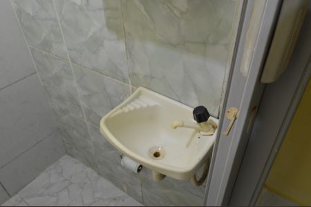 Banheiro Social de kitnet/studio para alugar com 1 quarto, 30m² em Taquara, Rio de Janeiro