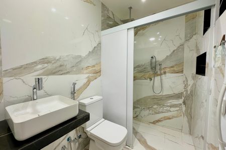 Banheiro de apartamento à venda com 1 quarto, 44m² em Lapa, Rio de Janeiro