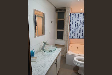 Banheiro de apartamento para alugar com 3 quartos, 132m² em Jardim Lindóia, Porto Alegre