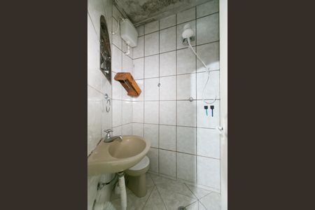 Banheiro de casa para alugar com 1 quarto, 55m² em Vila Carmosina, São Paulo