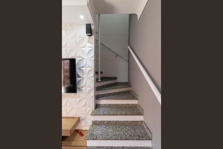 Escada de casa de condomínio para alugar com 2 quartos, 76m² em Vila Monte Santo, São Paulo