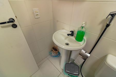 Banheiro de apartamento à venda com 1 quarto, 27m² em Jardim Itacolomi, São Paulo