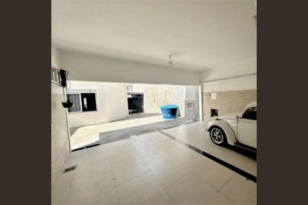 Casa para alugar com 4 quartos, 300m² em Jardim das Bandeiras, São Paulo