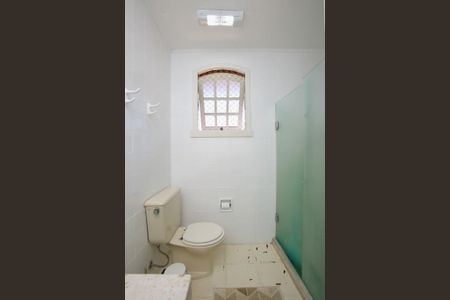 Banheiro de casa de condomínio para alugar com 3 quartos, 200m² em Cristal, Porto Alegre