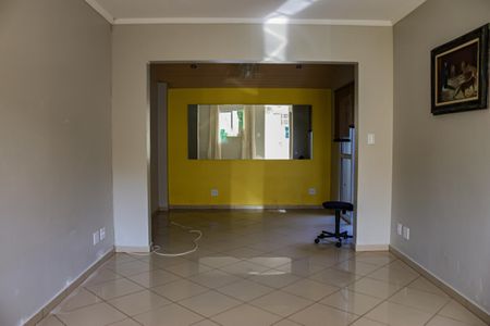 Sala de casa de condomínio para alugar com 2 quartos, 80m² em Cemucam, Cotia
