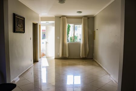 Sala de casa de condomínio para alugar com 2 quartos, 80m² em Cemucam, Cotia